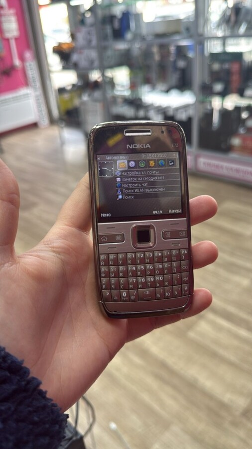 Мобильный телефон Nokia E72