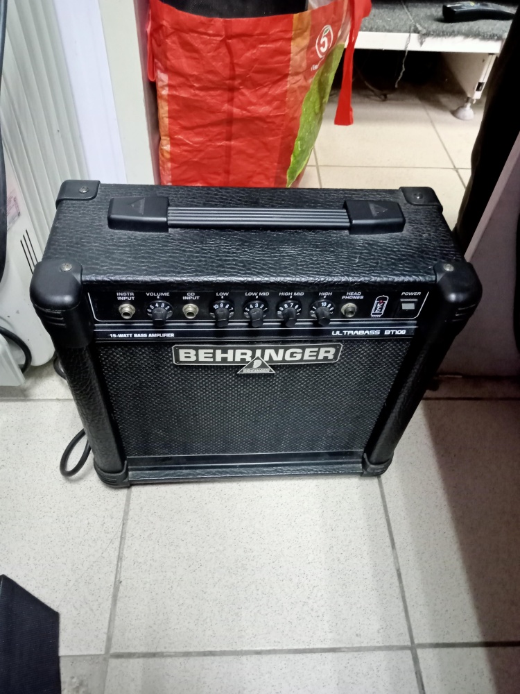 Комбоусилитель BEHRINGER ULTRABASS BT 108