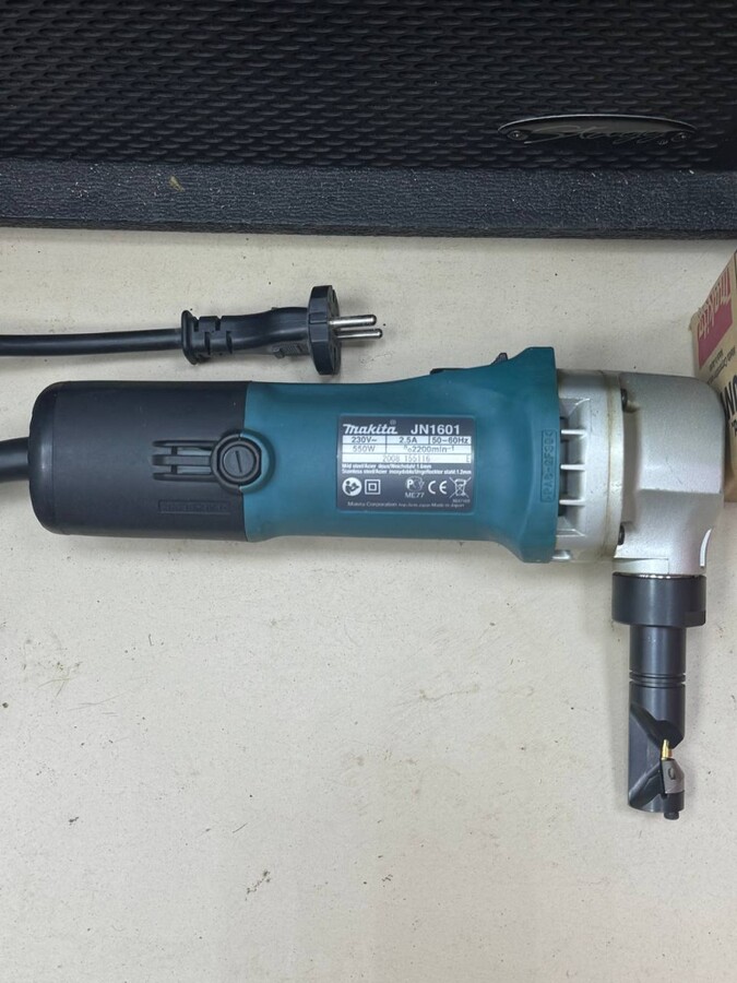 Высечные ножницы Makita JN 1601