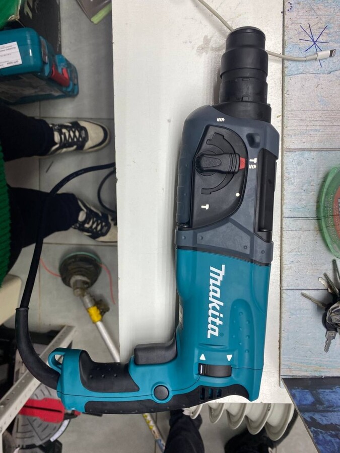 Перфоратор Makita HR2470