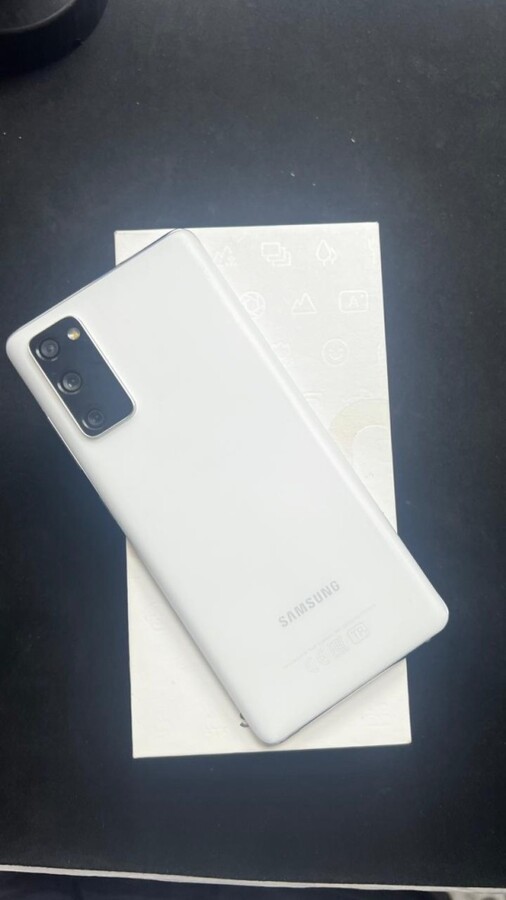 Смартфон Samsung S20 FE 6/128