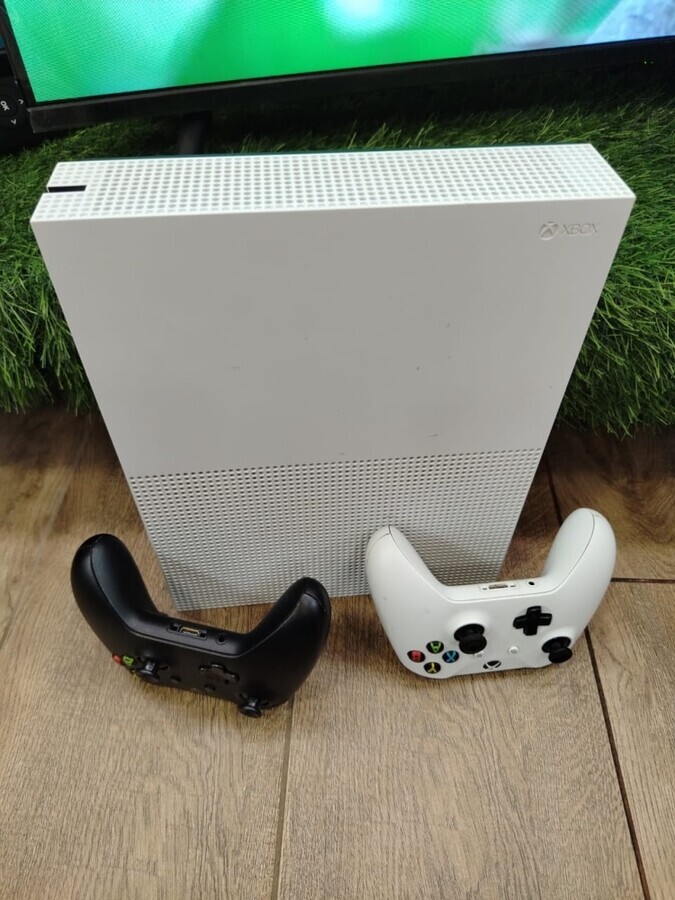 Игровая приставка XBOX ONE S 500 Gb, 2 геймпада, HDMI. кабель питания
