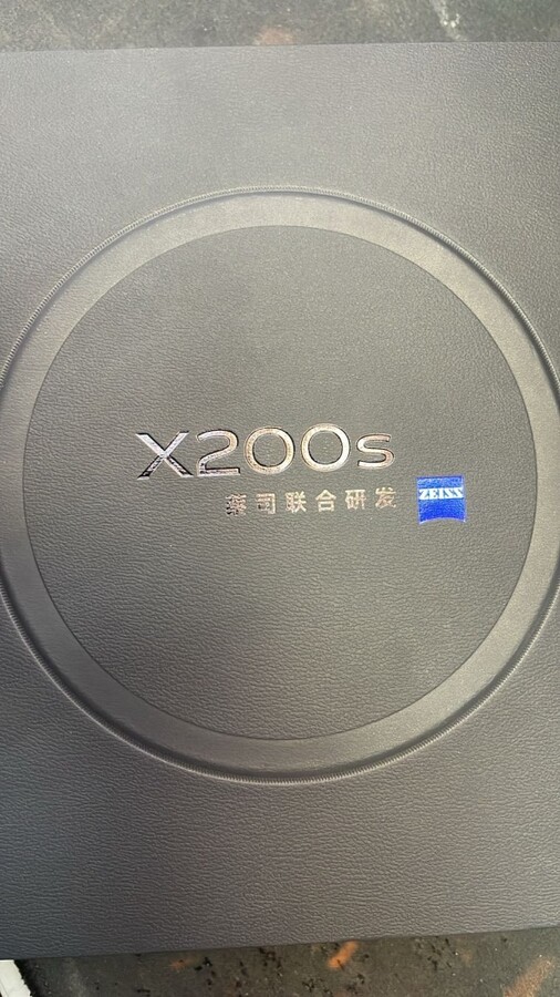 Смартфон Vivo X200S