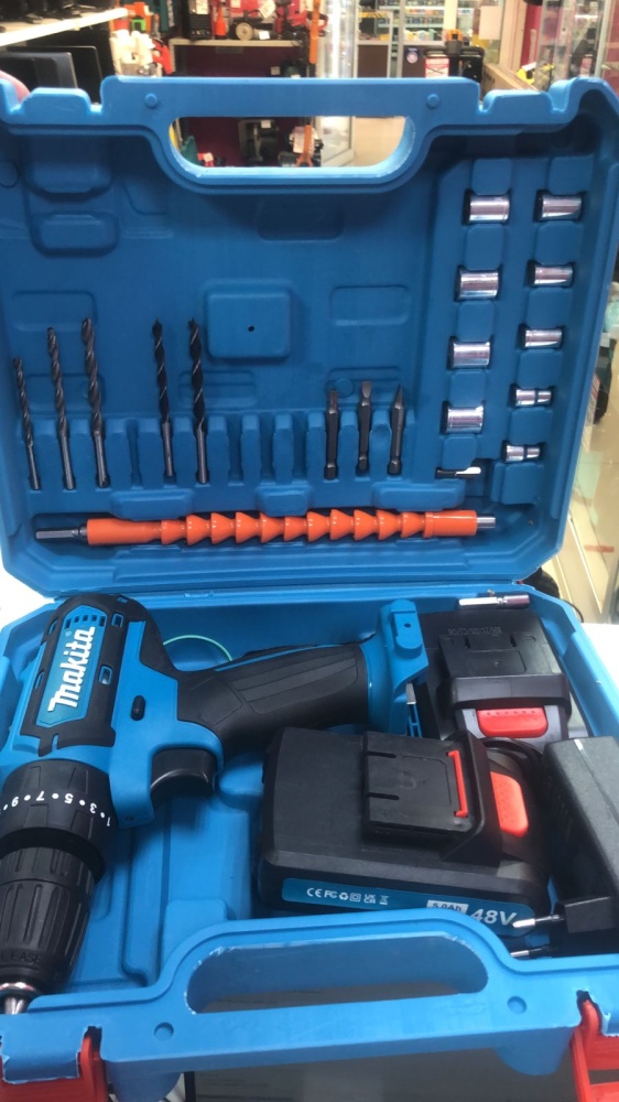 Шуруповерт c набором