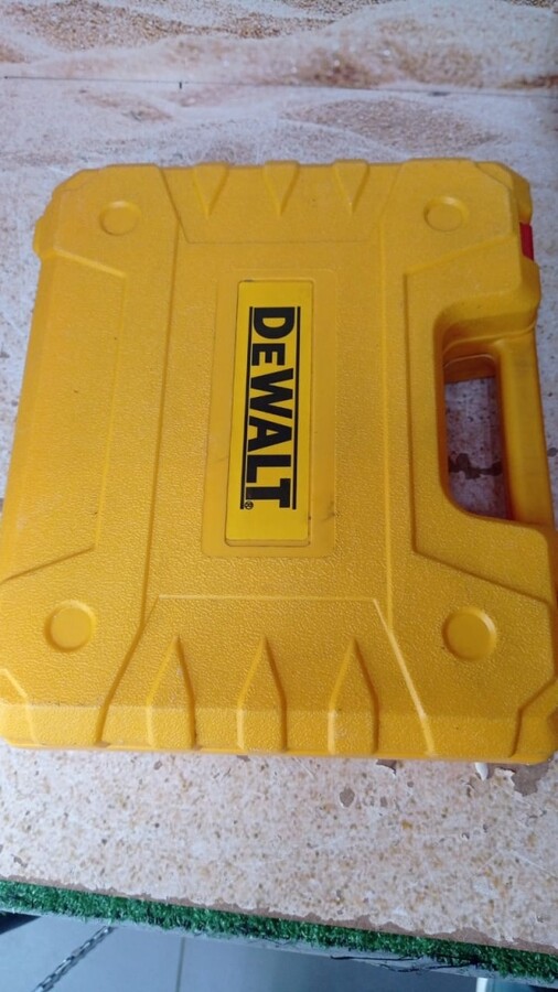 Шуруповерт DeWalt DW208