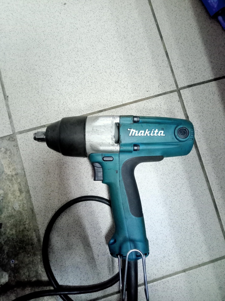 Гайковерт MAKITA TW0200