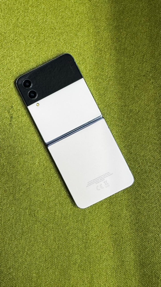 Смартфон Samsung Galaxy Z Flip 4 8/128