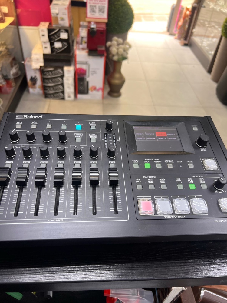 Микшерный пульт Roland VR-4HD