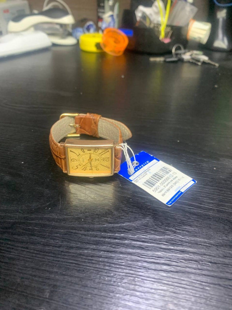 Часы яшка на коже