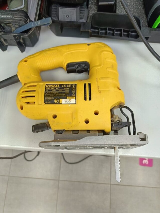 Лобзик Dewalt DWE 249-KS